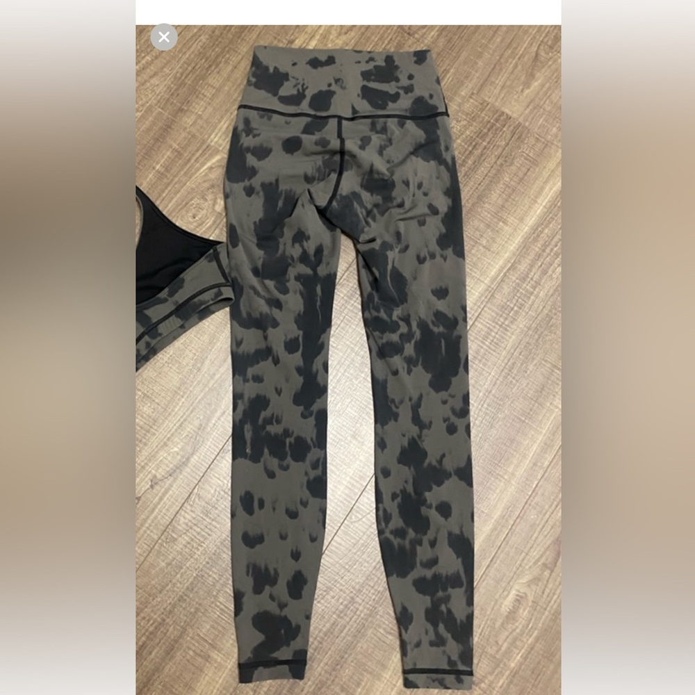 Lululemon - sz small, probably 4. No tags.